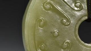 翡翠手镯|清代 和田玉黄玉狮子戏绣球挂件