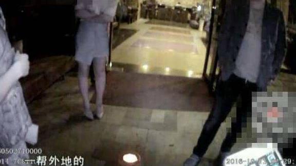 情侣开房叫声疯狂，隔壁的人提醒后反而更大声，最后被一群人围殴