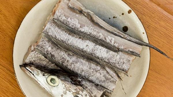 做菜时，发现带鱼出现这种情况不要吃，可能含有甲醛！