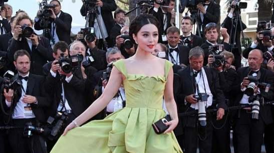 假摔|论红毯最作妖的女星，还得是内娱，丢人都丢国外去了，没下限吗？