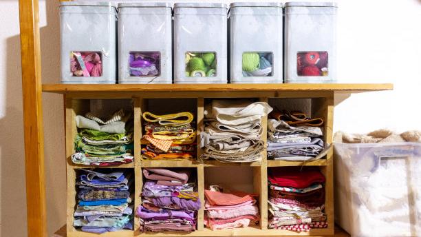 家里衣柜打扫的小技巧，不用担心会落灰，实在是太好用了