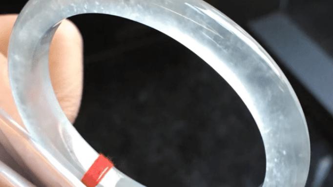 翡翠手镯|挑选佩戴翡翠手镯，需要注意这几点，满足不同人的需求