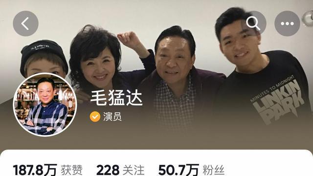 老娘舅|毛猛达用全家福做主页背景粉丝50万，美娟的介绍像简历才5万粉丝