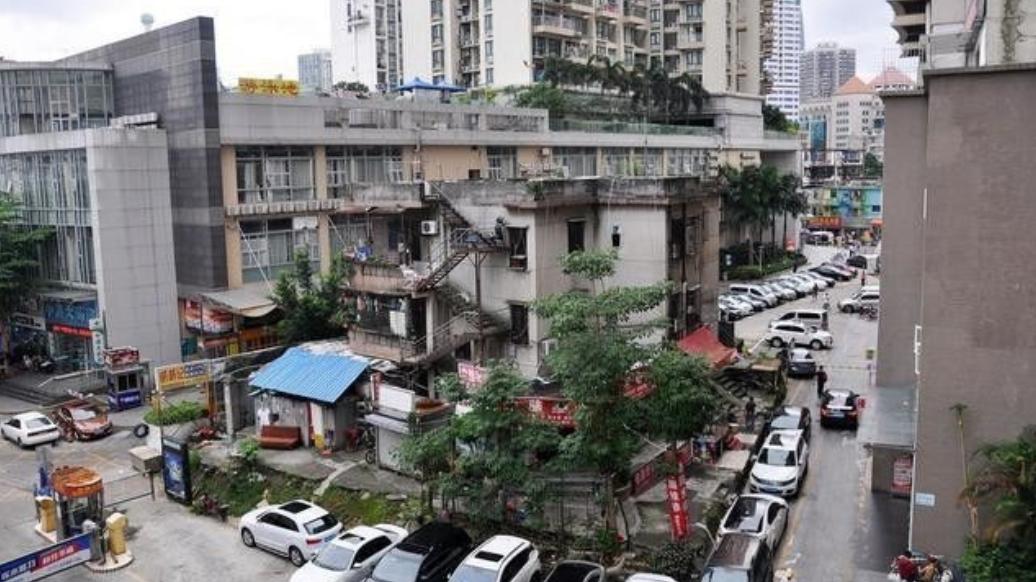 02年男子扬言没三亿不拆吓走开发商，又闹上法庭：为啥不开发我家