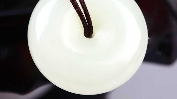 |红皮白肉手镯是稀有物质，显气质又值钱，你喜欢和田玉手镯吗？