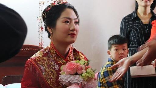 远嫁的女儿突然寄回一样东西，父母一直留着，半年后打开迅速报警