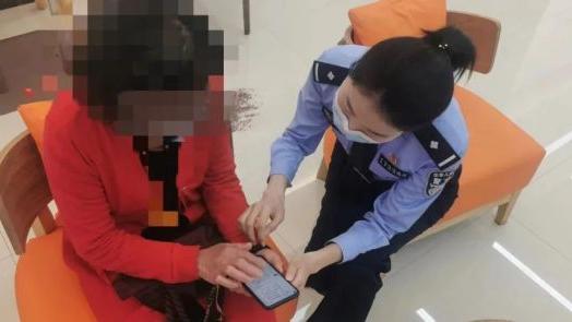 浙江一66岁大妈存了120万私房钱，刚来到银行，就已经被人盯上了！