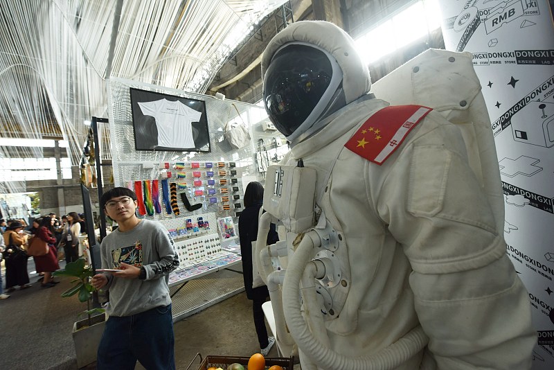 航天员执行太空任务,宇航服的用处到底是什么?一件值3000万贵吗