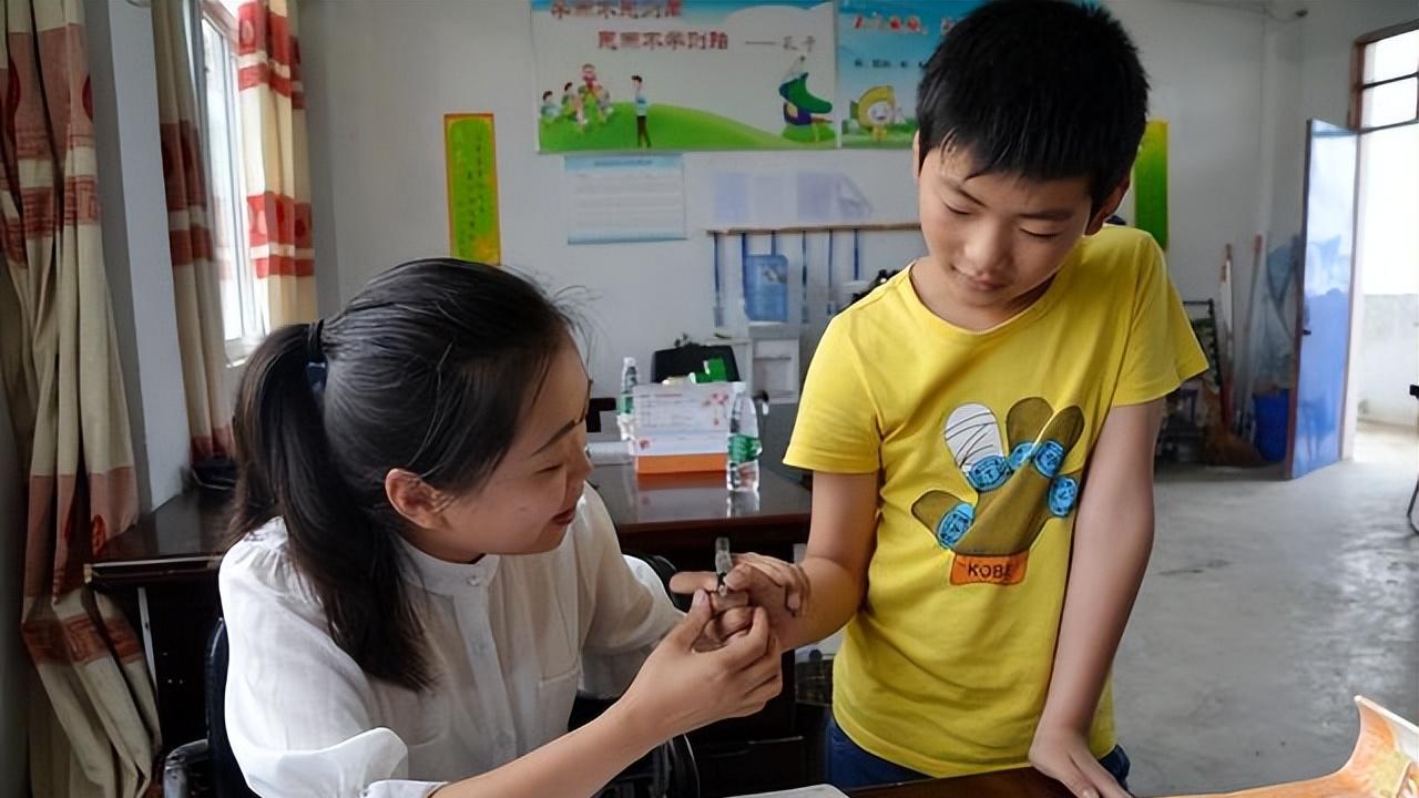 孙子被同学“霸凌”，奶奶当众下跪：若不是走投无路，又怎会如此