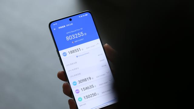 算法|清新纯色系+直角边框，Reno8 Pro+手感舒适，影像也有出色表现