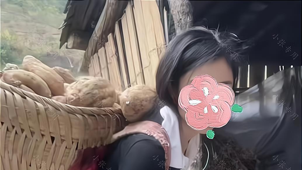 女子丝毫不顾个人形象，独自上山背红薯，累的满脸通红
