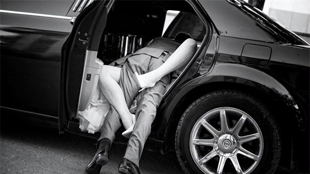 2014年，四川男子与情人车内偷情，丈夫撞破后，将其车子撞下山崖