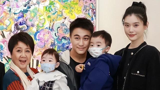 奚梦瑶|奚梦瑶晒与女儿合照，一岁Romee皮肤白嫩，翘兰花指超可爱