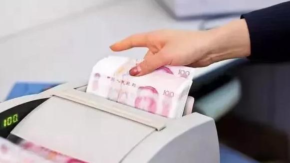 昆明一男子在银行取了21000元，双方清点后都没问题，事后银行说他多拿了1W元！