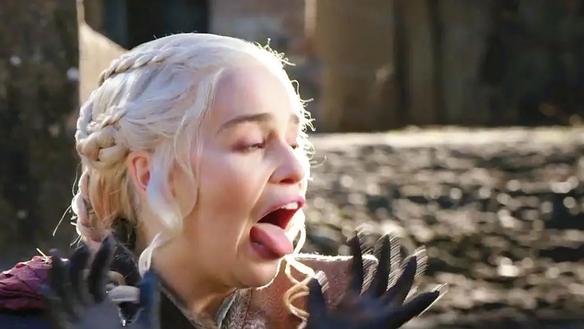 |龙妈学韩式比心一脸问号，眉毛皱成一团学不会，想放弃韩国市场？