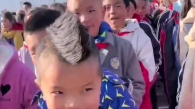 发型 小学生酷爱狂野发型，妈妈看见后将其“夷为平地”，气质形成反差