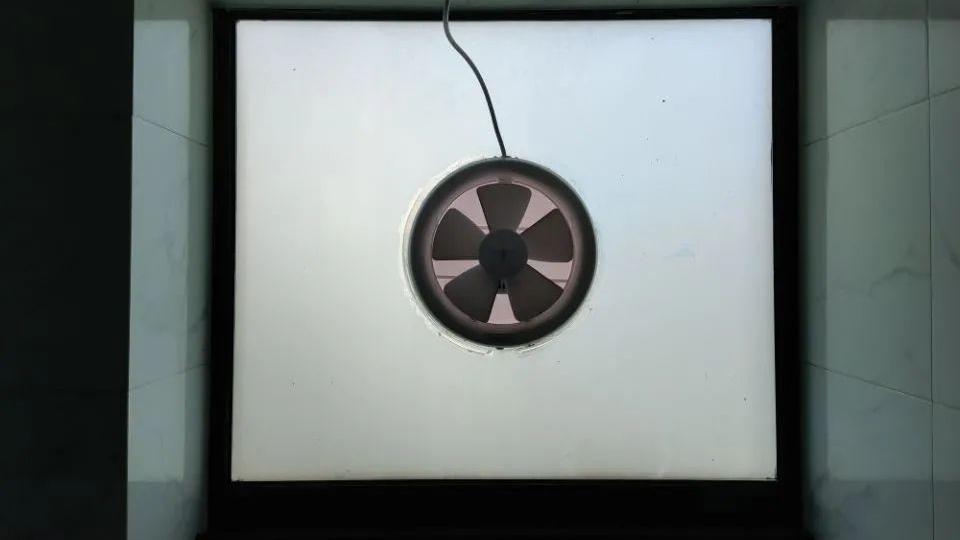 卫生间没窗户，臭味老是散不掉！教你一招，省时省力无异味