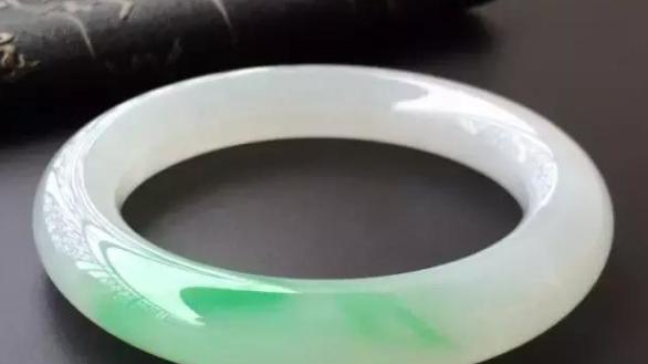 |翡翠手镯的变迁，你是否见过白翡翠手镯？白翡翠手镯的独特之处