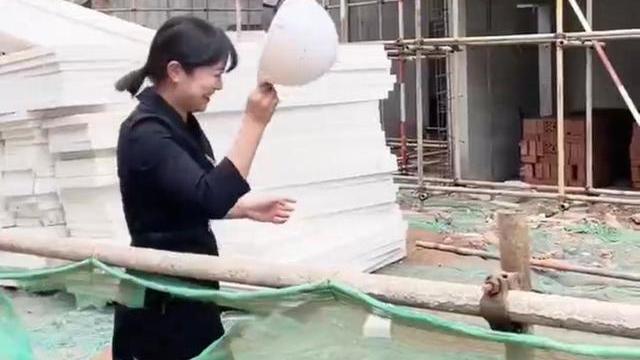 女老板身手矫健，穿短裙翻越围栏去工地考察，工友：女老板能力强