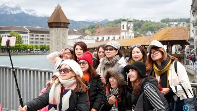 |大量瑞士女孩涌入中国，表面是来旅行，实际每次都带走大量假发！