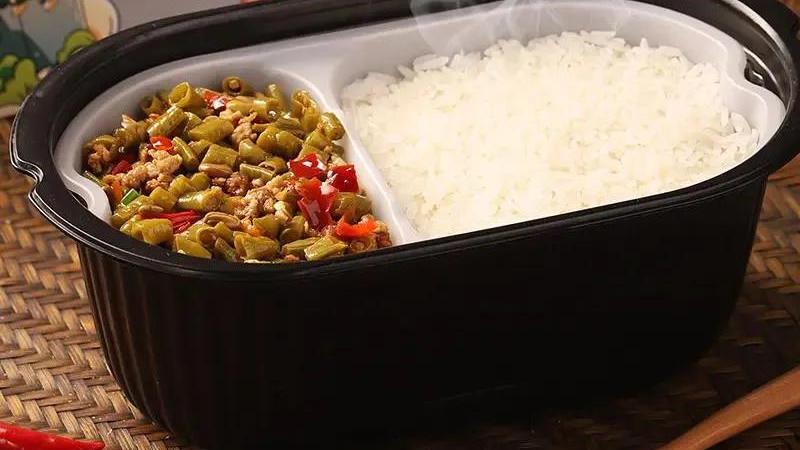 自热米饭里的米并非真正的大米，而是人工合成的“重组米”