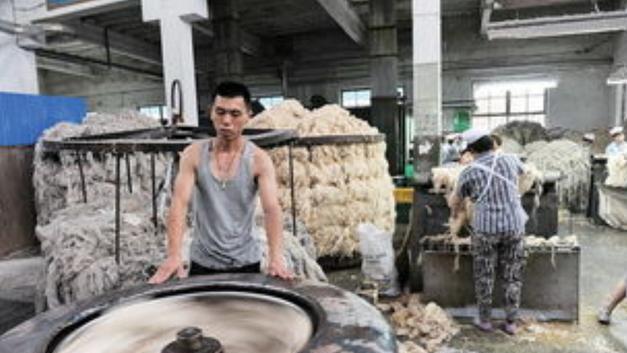 深圳工厂实录：漂亮女工人倒追男工人，实则是一场场露水姻缘