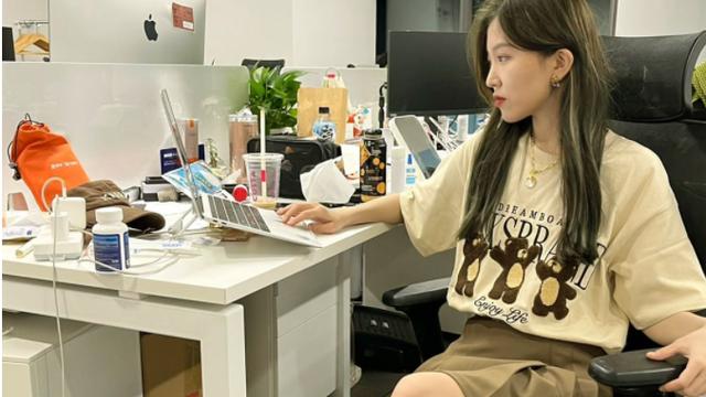 00后|一张私企工作照走红，完美诠释00后与90后的区别，80后看完沉默了