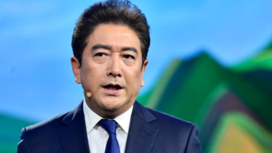 水均益|央视主持水均益澳洲坐游艇！变矮小挺肚腩快认不出，二婚老婆疑在