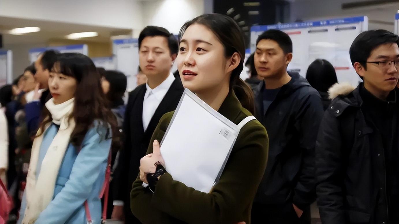 西装|00后整顿职场风气，女孩面试全程狂怼HR，见招拆招不留一点面子