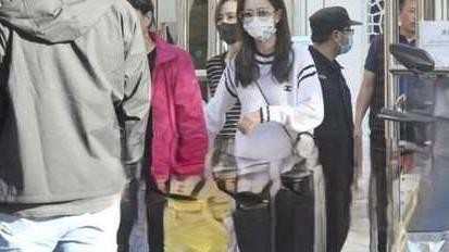 陈思诚|佟丽娅牵儿子逛公园，6岁朵朵暴风成长好壮实，太像老爸陈思诚！