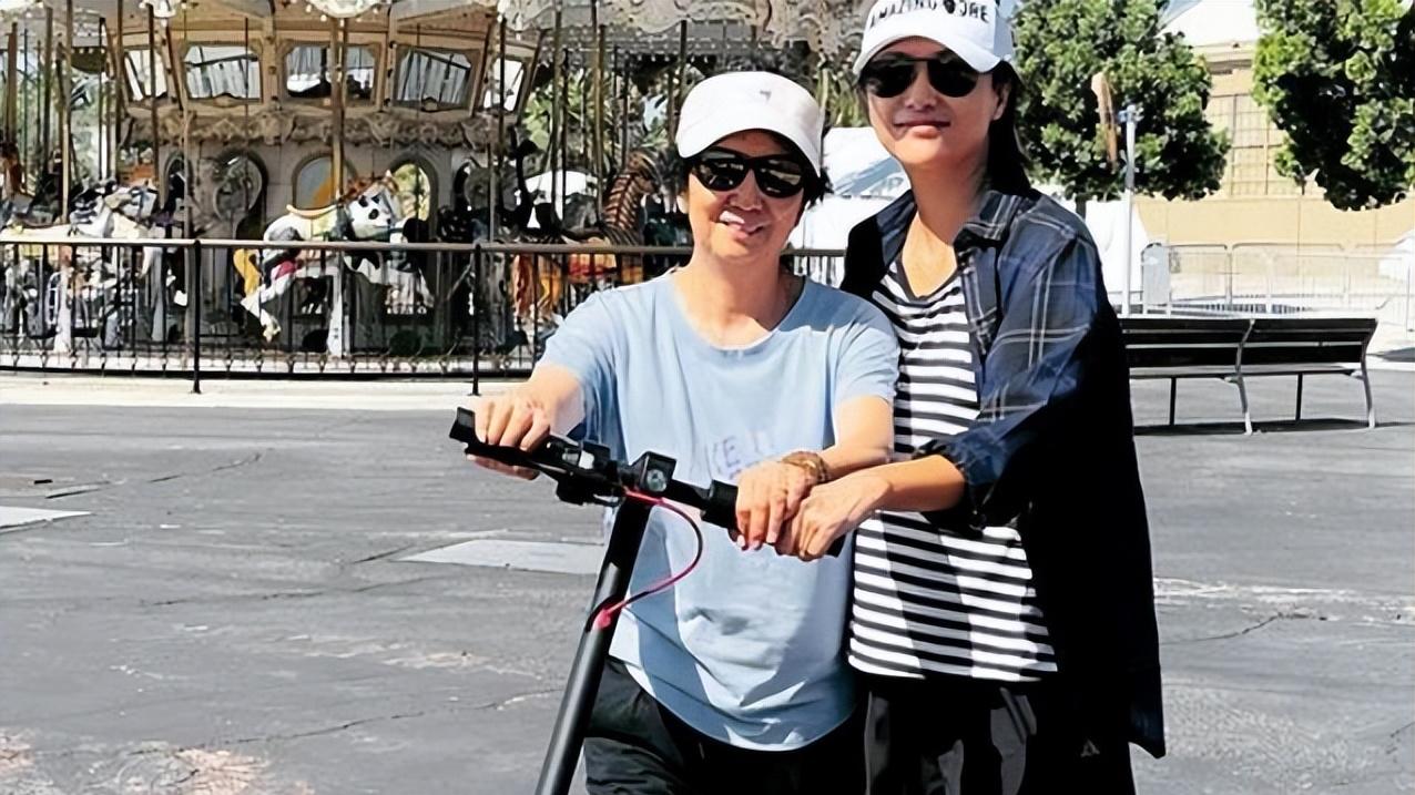 |徐静蕾三年没见父母，为父母做丰富饭菜，一家三口留下幸福合影