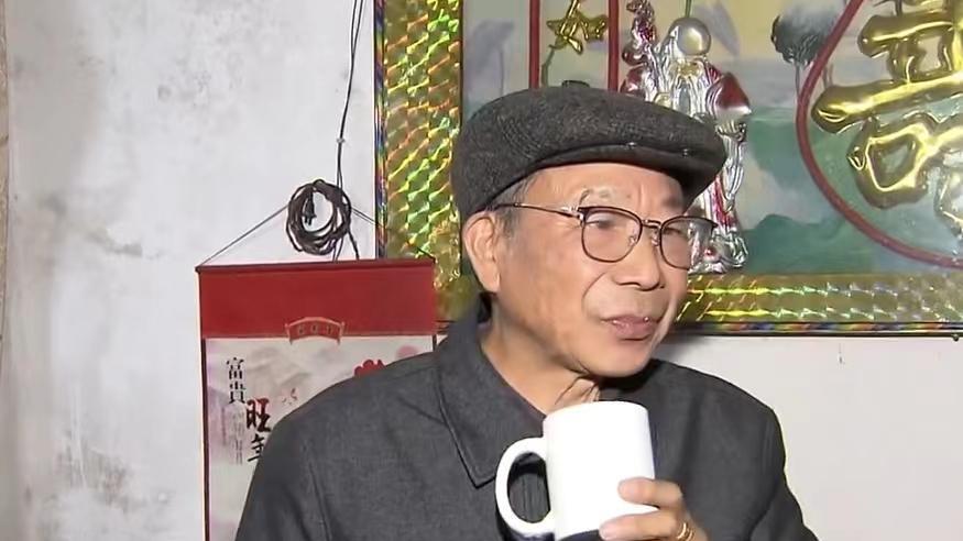 大年三十，儿子把父亲撵走，儿子双目失明后，求父亲给他2万治病