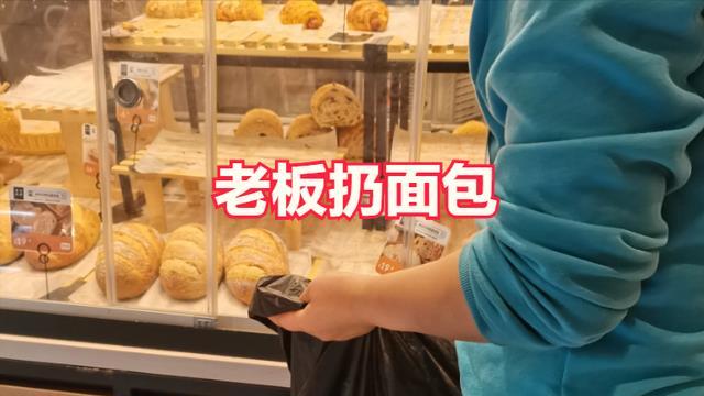 浙江男子将面包蛋糕倒垃圾桶，引发热议，老板：宁可扔掉也不送人