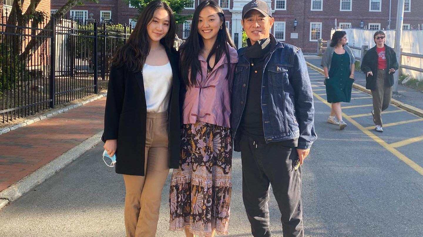 李连杰|59岁李连杰定居欧洲！两女儿长相甜美身材姣好，父女合照幸福温馨