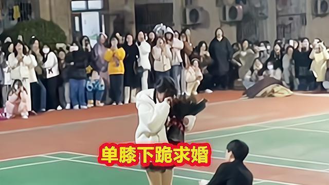 回顾：湖南大学生跪着求爱，女生哭着接吻，结果很快被“甩”