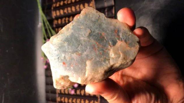 朋友不听劝执意花1万拿下断口料，结果开出3块冰牌子，瞬间哑口无言