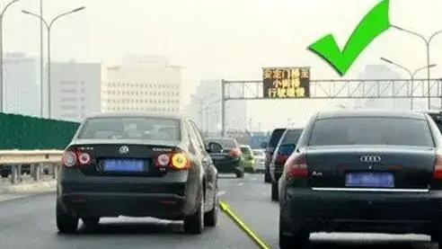 新手开车注意，破解车辆变道不打灯的方法！