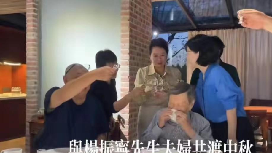 翁帆 杨振宁带小娇妻聚会，翁帆剪短发打扮很老练，很有日系贤妻的感觉