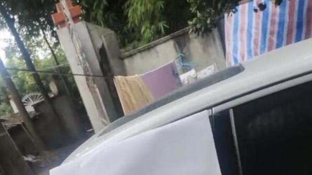 成都多区域停电，男子用管道接车载空调给坐月子的妻子送冷气