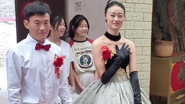 美女嫁给平庸男子，网友酸意满满，奉劝新郎婚后不要外出打工