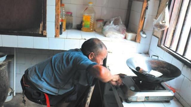 输光儿子学费且抛弃15年，如今儿子成教授让他养：我没你这个爹