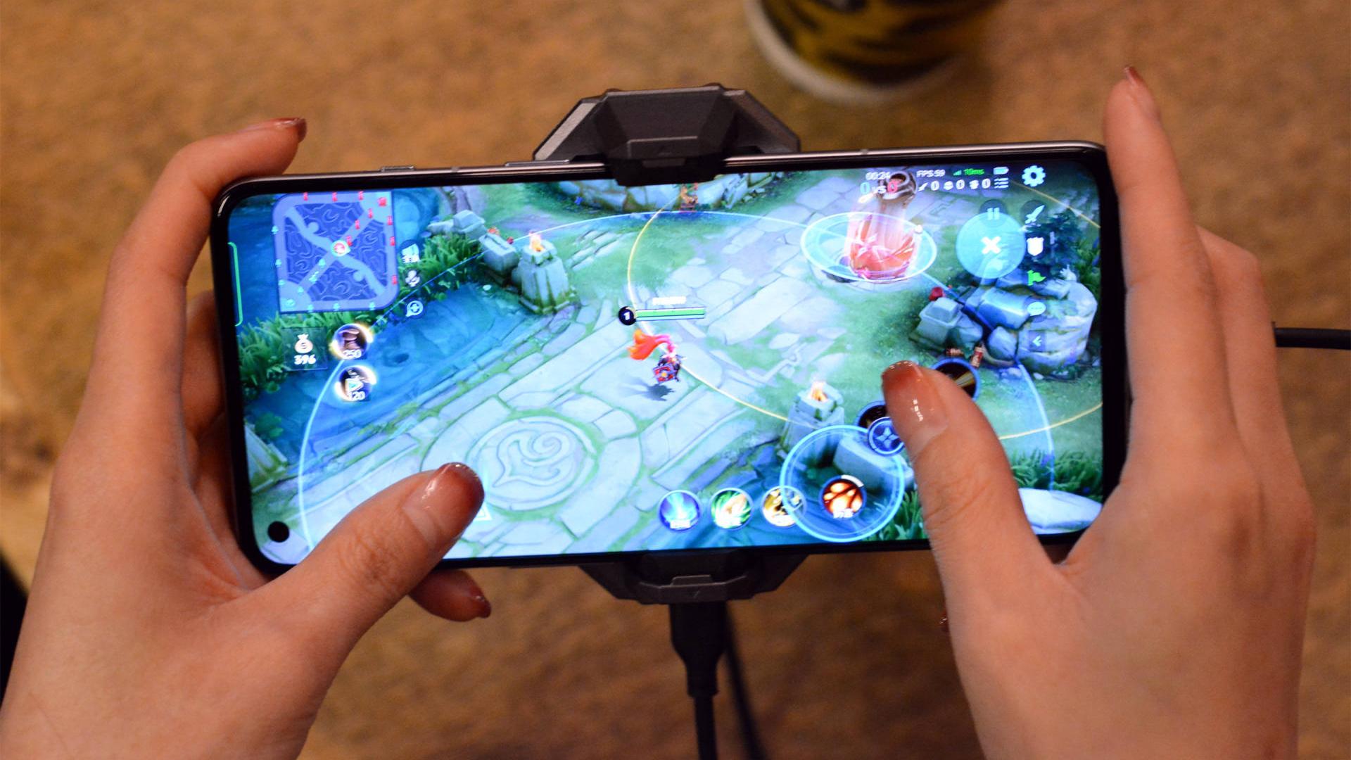 英特尔|降住小火龙，炎炎夏日，该给你的游戏手机准备个散热器了