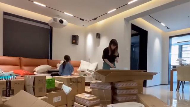 江苏一女子花12万买200多个快递对新房软装，拆盒子拆到手软！