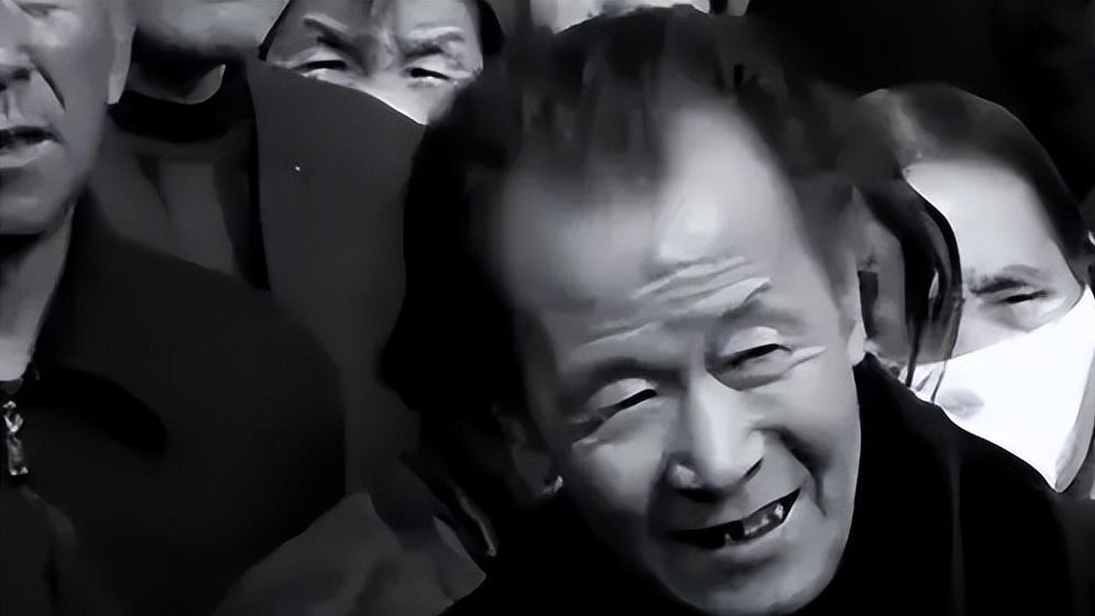 1986年，男干部强暴女歌手入狱，出狱后女子含泪下跪：是我诬陷你