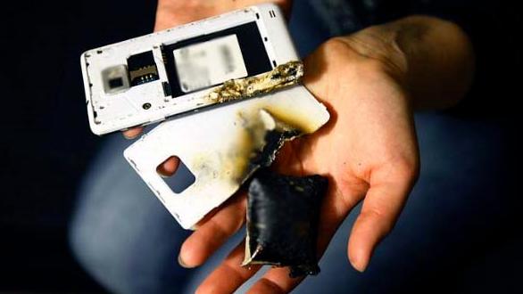 电池|一声巨响，手机炸了，儿女双亡：用手机别犯4个错，后悔都来不及。