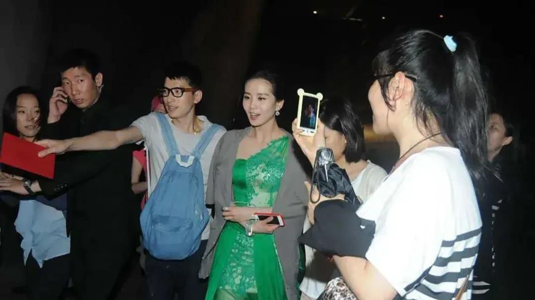 脱口秀大会5|刘诗诗一组下班照，老气长款绿色连衣裙能穿出清新感，气质太独特