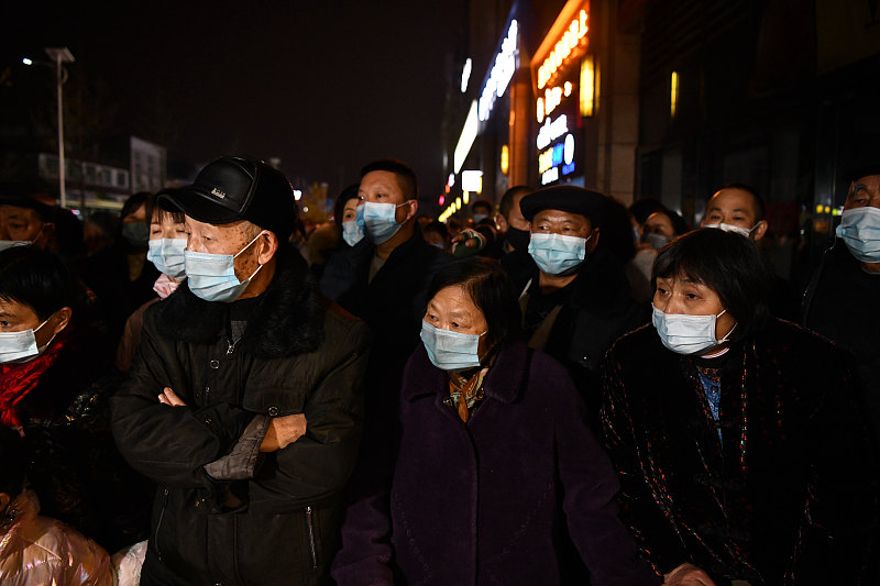 办公室|租房的小区默默被封 只能在冰冷的办公室凑合