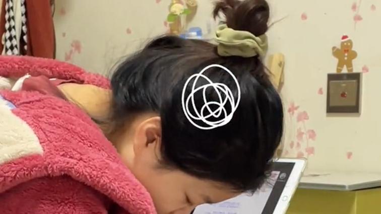 河南：女子在家躺平摆烂，妈妈一天元气满满，还练出了马甲线