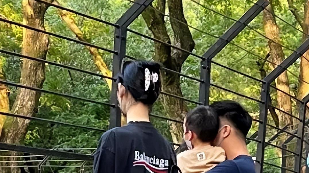 奚梦瑶|奚梦瑶何猷君带3岁儿子外出游玩，一家三口同框画面温馨