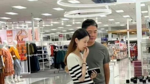 章泽天|28岁疑怀二胎？穿条纹针织裙孕肚明显，陪富商老公去美国一脸甜蜜